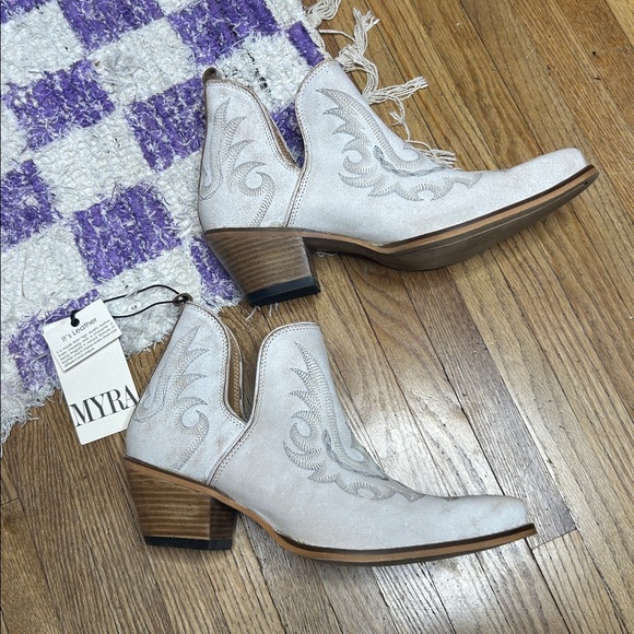 NWT Myra Yipple Western Leather Booties - Picture 3 of 7